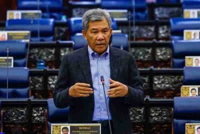 Mohamad ketika sesi pertanyaan pertanyaan dan jawab lisan pada Mesyuarat Pertama, Penggal Kelima Parlimen ke-15 Dewan Rakyat di Bangunan Parlimen, pada Isnin. Foto Bernama