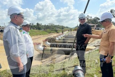 Khalid (dua dari kanan) mendengar keterangan berkait Sistem Pam Kemubu 4. 