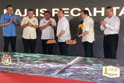 Alexander (empat dari kiri) dan Ahmad (dua dari kanan) melakukan gimik pecah tanah naik taraf jambatan Pontian Besar pada Isnin. 