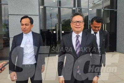 Rizwandean (tengah) bersama rakan sepasukannya ketika ditemui pemberita di Kompleks Mahkamah Kota Kinabalu pada Isnin