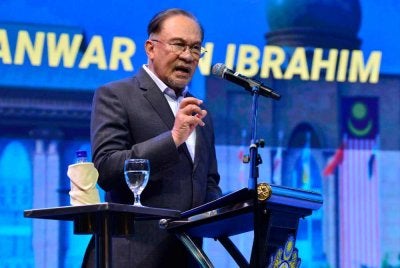Anwar menyampaikan ucapan pada Sambutan Hari Kastam Sedunia ke-44 tahun pada Isnin. Foto: Bernama