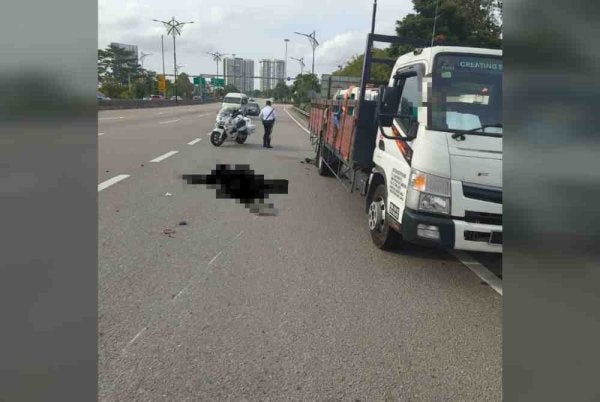Seorang pekerja am maut apabila motosikal ditungganginya terlibat dalam kemalangan dengan sebuah lori di Kilometer (KM) 7.2, Lebuhraya Skim Penyuraian Trafik (EDL) menghala ke pusat bandar, pada Ahad. Foto CRJ