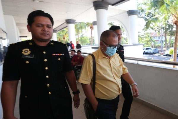 Suhaili diiringi pegawai SPRM untuk membayar wang jaminan di Mahkamah Alor Setar pada Isnin.