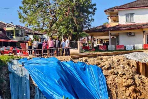 Nicole (kiri) bersama penduduk dan kontraktor melawat lokasi cerun runtuh di Taman Oakland.