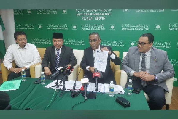 Takiyuddin (dua dari kanan) ketika bercakap kepada pemberita dalam sidang media Timbalan Setiausaha Agung PN di Pejabat Agung Pas Pusat, Jalan Raja Laut, Kuala Lumpur pada Isnin.