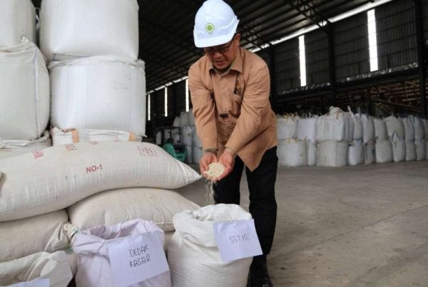 Tuan Mohd Saripudin melihat beras campuran yang dihasilkan. Foto: FB Tuan Mohd Saripudin