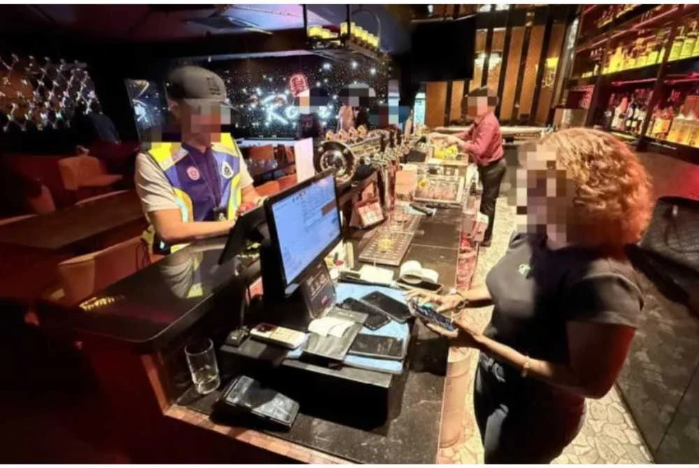 Anggota polis membuat pemeriksaan di salah satu premis yang diserbu.