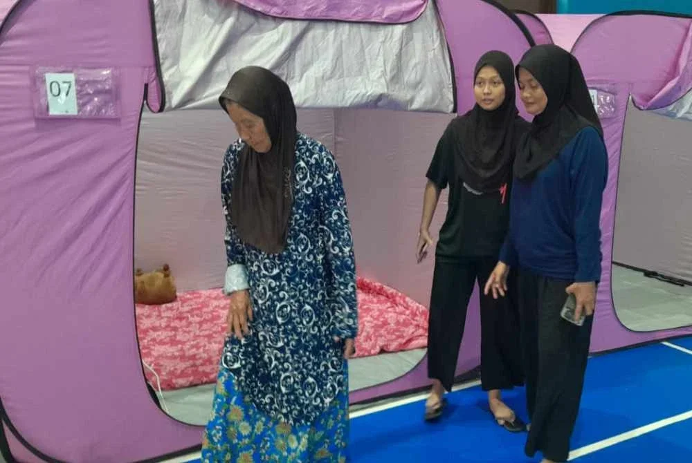 Sebahagian mangsa di PPS Dewan Serbaguna Taman Bayu Damai.