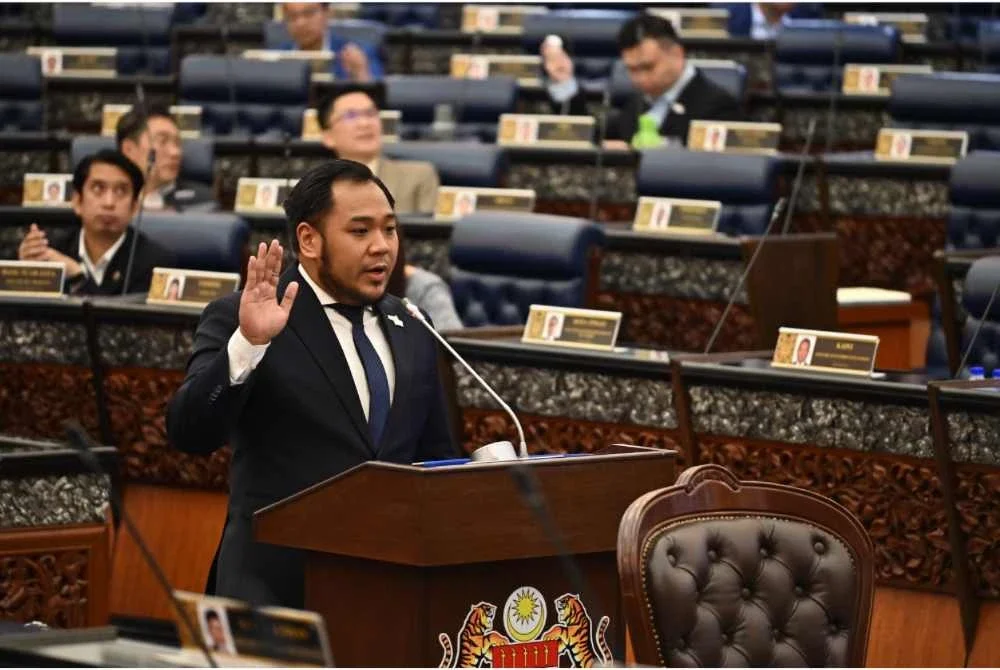 Mohd Kurniawan Naim mengangkat sumpah sebagai ahli Dewan Rakyat yang baharu pada Selasa.