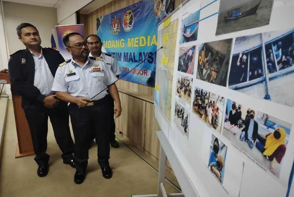 Abdul Muhaimin menunjukkan lokasi penahanan bot di perairan Bagan Nahkoda Omar, Sabak Bernam yang dilaksanakan Maritim Selangor pada tengah malam Isnin.
