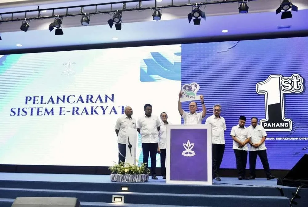 Wan Rosdy menyempurnakan pelancaran Sistem e-Rakyat itu sempena Perhimpunan Penjawat Awam
Bersama Menteri Besar Pahang di Dewan Kompleks Bandaraya Kuantan di sini pada Selasa.