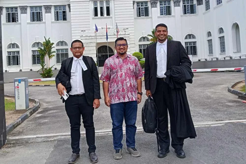 Badrul Hisham (tengah) hadir ke Mahkamah Tinggi Johor Bahru.