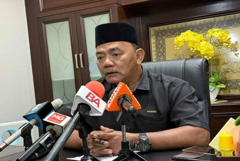 Rahmad berkata, (JAIM) menerima peletakan jawatan Setiausaha Masjid Al-Ehsan, Bukit Baru yang terpalit kontroversi menonton video lucah di pejabat masjid berkenaan yang videonya tular minggu lepas.