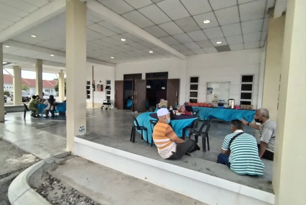 Suasana di PPS Dewan Serbaguna Taman Bayu Damai, Kota Tinggi pada Selasa.