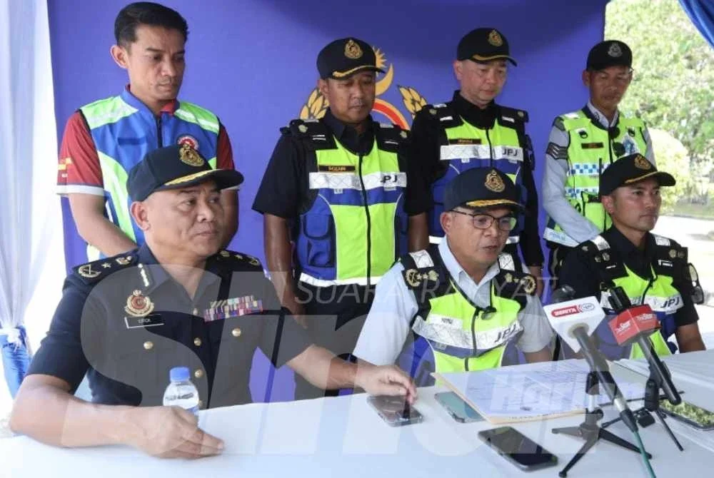 Hamidi (tengah) ketika sidang akhbar di Plaza Tol Sungai Besi pada Selasa.
