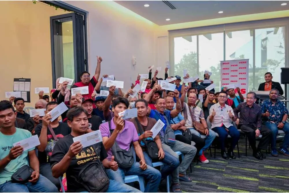 Sebahagian daripada penerima bergambar semasa Majlis Penyerahan Cek Sumbangan di Galeri PKNS Cyber Valley pada Selasa.