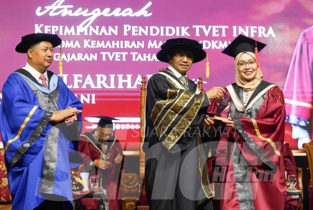 Salah seorang penerima anugerah Kepimpinan Pendidik TVET Infra Diploma Kemahiran Malaysi (DKM) Pengajaran TVET Tahap Empat, Zulfarihah Ghazani ketika majlis konvokesyen pada Selasa. - Foto: SINAR HARIAN/ ROSLI TALIB.