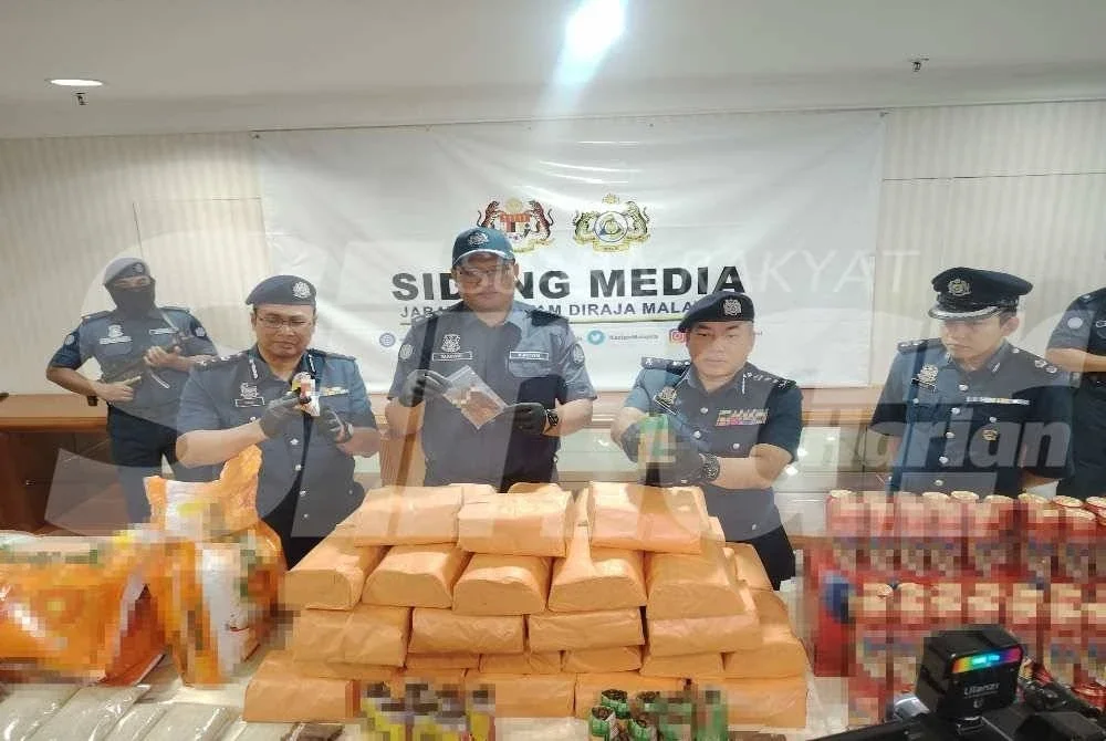 Mohamad Azhar (dua dari kanan) menunjukkan cerut yang dirampas JKDM Selangor di Pelabuhan Klang baru-baru ini.