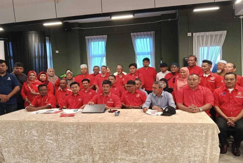 Isa (duduk, tiga dari kiri) pada sidang akhbar Ketua Bahagian Bersatu Johor di Kempas pada Selasa.