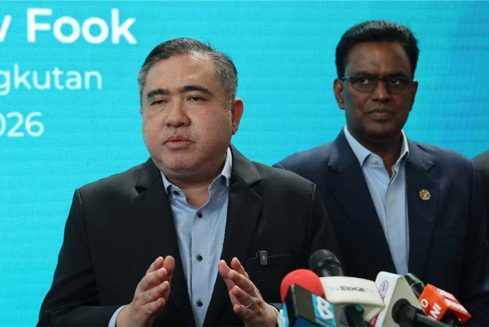 Anthony Loke (kiri) ketika sidang akhbar selepas majlis peluncuran Program Geran Padanan Bagi Penggantian Kenderaan Lama di Jewel Sonic Sdn Bhd hari ini. - Foto: Bernama