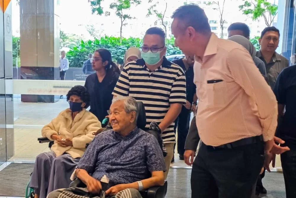 Keadaan kesihatan Tun Dr. Mahathir Mohamad dilaporkan stabil apabila beliau dibawa keluar seketika oleh pegawai perubatan IJN