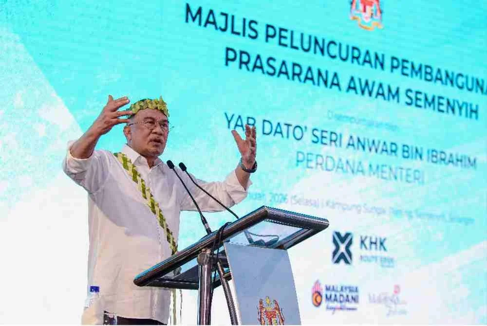Anwar menyampaikan ucapan pada Majlis Peluncuran Pembangunan Prasarana Awam Semenyih di Jalan Sungai Pening, pada Selasa. Foto Bernama 