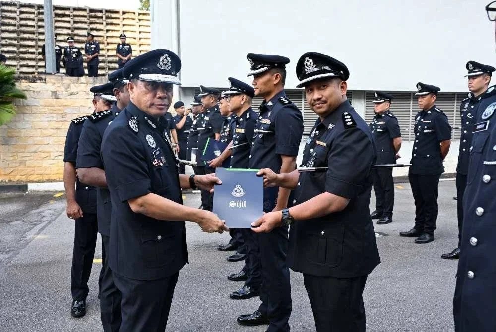 Mohd Khalid (kiri) menyampaikan sijil penghargaan semasa Perhimpunan Bulanan Ketua Polis Negara Januari 2026 Anjuran JSJN pada Selasa. Foto: PDRM
