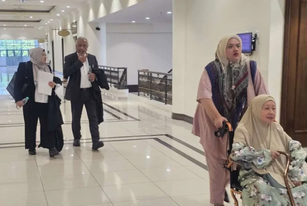 Ahli keluarga Allahyarham anak AR Badul bersama pasukan peguam hadir di Mahkamah Tinggi Kota Kinabalu pada Selasa.