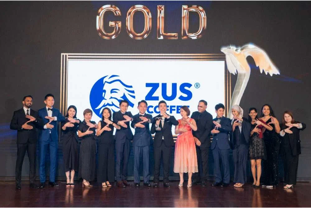 Pasukan ZUS COFFEE kini berdiri megah di Putra Brand Awards