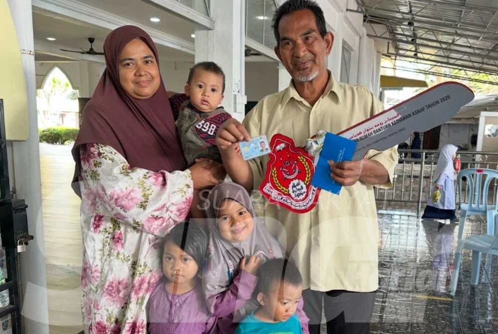 Sharuddin (kanan) bersama keluarganya hadir ke masjid untuk menerima kunci rumah sebagai simbolik penyerahan.
Foto: SINAR HARIAN/ADILA SHARINNI WAHID
