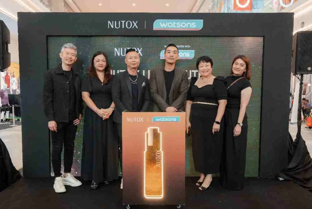 Foto kumpulan sempena pelancaran rasmi Rangkaian Nutox Lifté Youth (dari kiri) Alternatif Pengarah Eksekutif Tohtonku, Kelvin Lim, Ketua Perdagangan (Kecantikan dan Angkasa & Julat) Watsons Malaysia, Carrol Tan, Ketua Pegawai Operasi Watsons Malaysia, Danny Hoh, Pengarah Eksekutif Tohtonku, Jasper Lim, Pengurus Besar (Komersial) Tohtonku, Winnie Pok dan Ketua Jualan (Komersial) Tohtonku, Shirley Looi.