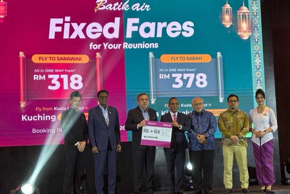 Anthony Loke (tiga dari kiri) bersama Ketua Pegawai Eksekutif Batik Air, Datuk Chandran Rama Muthy (empat dari kanan) pada majlis pelancaran kempen Fixed Fares for Your Reunion dan Smart Travel Fare Batik Air di Hotel Aloft Kuala Lumpur Sentral pada Selasa.