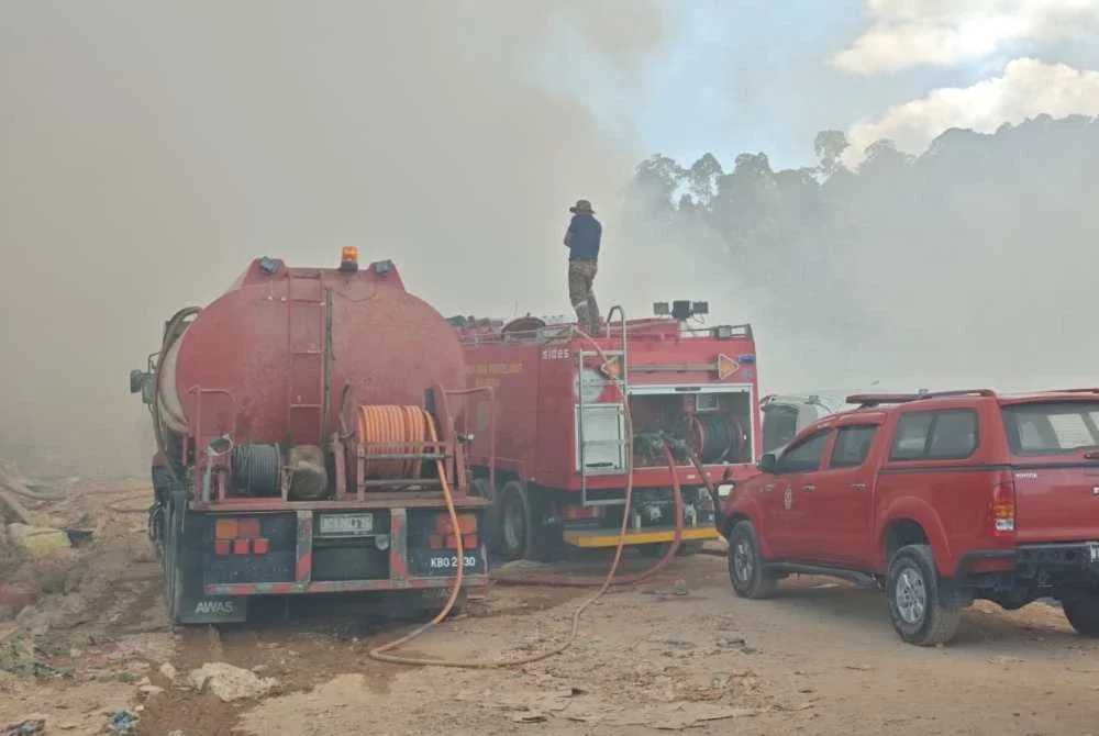 Seramai 27 anggota terlibat dalam operasi itu, termasuk 12 anggota BBP Kulim Hi-Tech dan 15 pekerja syarikat swasta dengan kekuatan beberapa jentera bomba, jengkaut serta lori muatan air.. FOTO: JAS