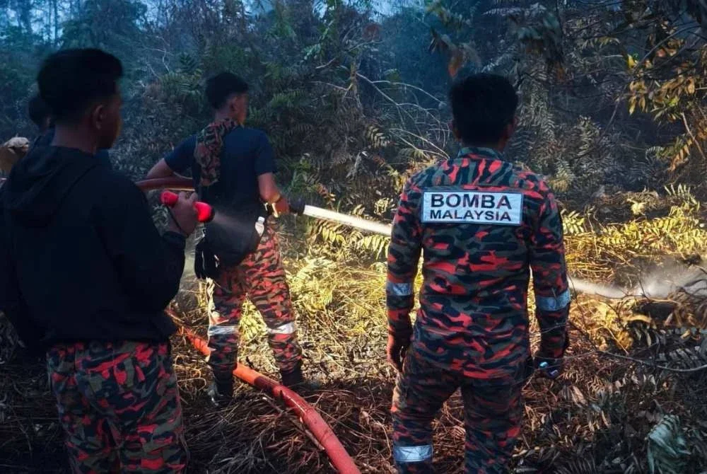 Operasi pemadaman kebakaran kebun melibatkan kawasan tanah gambut di Sungai Kapal, Taman Bayu Damai, Kota Tinggi pada Selasa. FOTO: Facebook JBPM Johor 