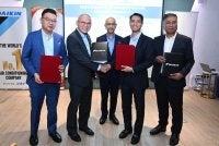 Raja Ahmad Shahrir Iskandar (dua dari kanan) dan Lawrence (dua dari kiri) dalam majlis pemeteraian MoU baru-baru ini.