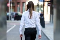 Ada yang memilih untuk hidup dan tampil seperti wanita, lengkap dengan solekan, gaya dan tingkah laku. Ketika di dunia, itulah identiti yang dituntut dan dipertahankan. Foto dijana AI