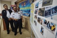 Abdul Muhaimin menunjukkan lokasi penahanan bot di perairan Bagan Nahkoda Omar, Sabak Bernam yang dilaksanakan Maritim Selangor pada tengah malam Isnin.