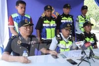 Hamidi (tengah) ketika sidang akhbar di Plaza Tol Sungai Besi pada Selasa.