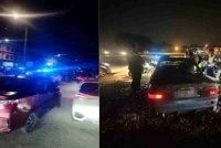 Sebuah Proton Wira yang ditinggalkan suspek selepas dikejar polis di Klang pada Isnin.