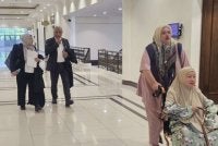 Ahli keluarga Allahyarham anak AR Badul bersama pasukan peguam hadir di Mahkamah Tinggi Kota Kinabalu pada Selasa.