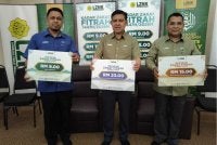 Dari kanan, Zakaria, Norizan dan Timbalan Ketua Pegawai Eksekutif (Pengurusan) LZNK. Dr Mohd Faisal Mustaffa pada sidang akhbar pengumuman penetapan kadar Zakat Fitrah Kedah 2026 di Alor Setar pada Selasa.