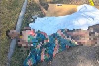 Lelaki ditemukan meninggal dunia di tepi jalan dekat sebuah pasar raya di Sungai Petani. Foto PDRM