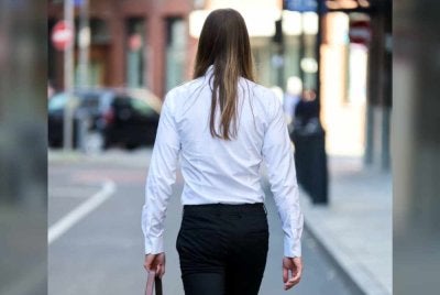 Ada yang memilih untuk hidup dan tampil seperti wanita, lengkap dengan solekan, gaya dan tingkah laku. Ketika di dunia, itulah identiti yang dituntut dan dipertahankan. Foto dijana AI