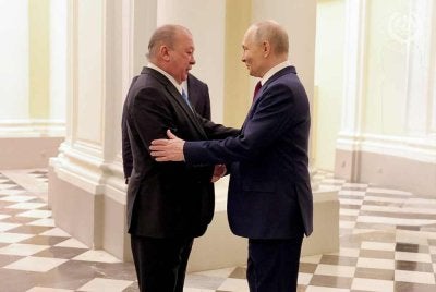 Sultan Ibrahim (kiri) disambut mesra oleh Putin di Muzium Hermitage pada Isnin. Foto: FB Sultan Ibrahim Sultan Iskandar