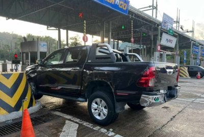 Keadaan Toyota Hilux dipandu mangsa selepas terbabit kemalangan di Plaza Tol Bentong pada Isnin.