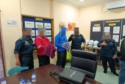 JAS Johor menahan pengurus dan operator sebuah kilang kelapa sawit bagi membantu siasatan susulan kejadian pencemaran sungai kawasan Jeti Kampung Orang Asli Sayong Pinang, Kota Tinggi. - Foto JAS Johor