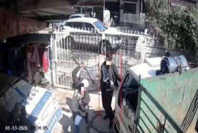 Tangkap layar menunjukkan sekumpulan lelaki menyamar sebagai pegawai imigresen sebelum melakukan kegiatan samun bersenjata di Bukit Tengah, Pulau Pinang baru-baru ini.