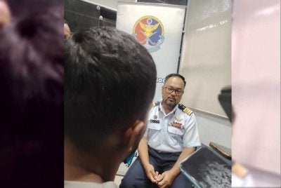 Abdul Muhaimin menyoal lelaki Indonesia yang membawa bayinya berusia tiga bulan menaiki bot pom-pom untuk pulang ke Indonesia.