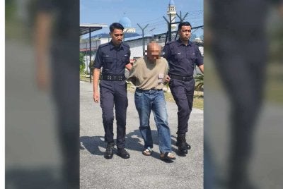 Zainizan dibawa polis ke Mahkamah Majistret Rembau.