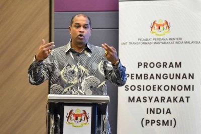 Menteri Sumber Manusia, Datuk Seri R. Ramanan ketika berucap pada majlis menandatangani dan penyerahan surat pemaklumkan program Dharma MADANI KESUMA di sini hari ini. Foto Bernama 